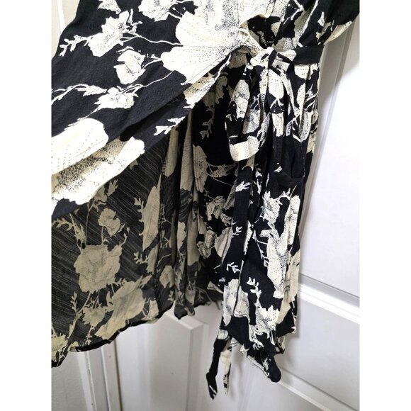 Free People Black & White Floral Wrap Dress With Ruffle Sleeves Size S/P - Picture 6 of 7